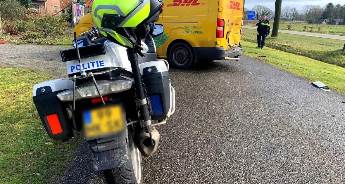 Flinke schade bij aanrijding met twee bestelbussen - Foto 1