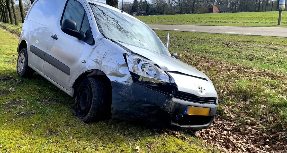 Flinke schade bij aanrijding met twee bestelbussen - Foto 2