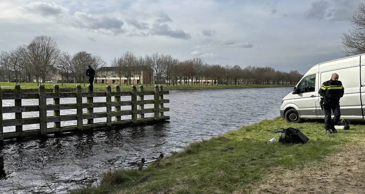 Duikinzet arrestatieteam in kanaal - Foto 1