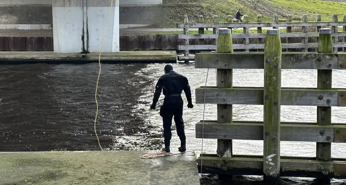 Duikinzet arrestatieteam in kanaal - Foto 2