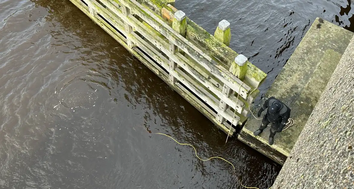 Duikinzet arrestatieteam in kanaal - Foto 5