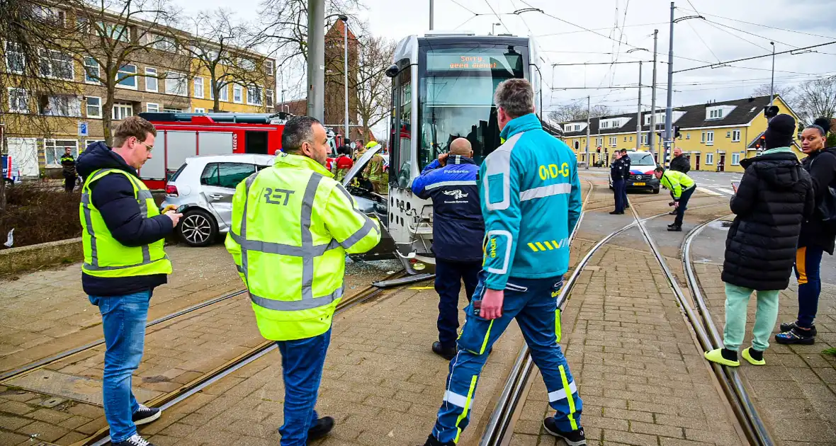 Gewonden en schade na aanrijding met tram - Foto 4