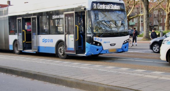 Schade bij ongeval tussen lijnbus en personenauto - Afbeelding 1