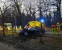 Zwaargewonde nadat personenauto zich in boom boort