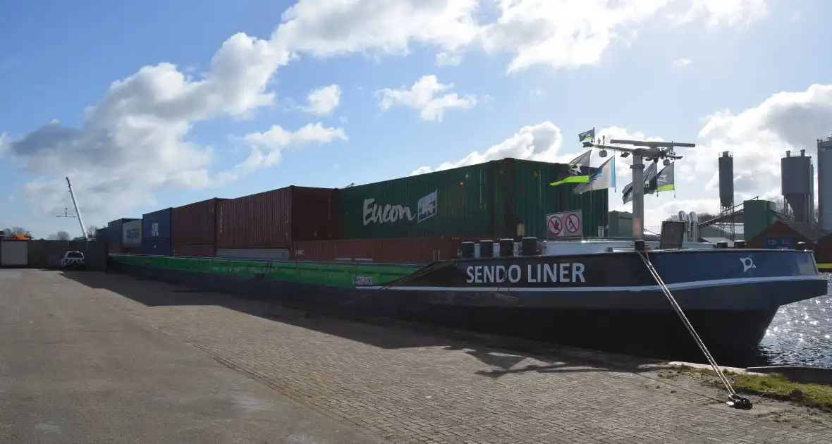 Containerschip vaart tegen brug Burgumerdaam