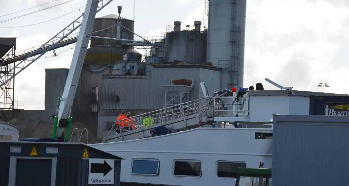Containerschip vaart tegen brug Burgumerdaam - Foto 3