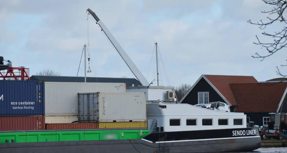 Containerschip vaart tegen brug Burgumerdaam - Foto 4