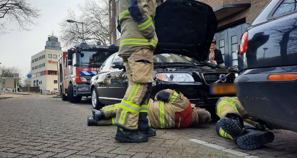 Brandweer bevrijdt kat uit motorcompartiment