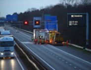 Vrachtwagen verliest slachtafval na ongeval, snelweg afgesloten