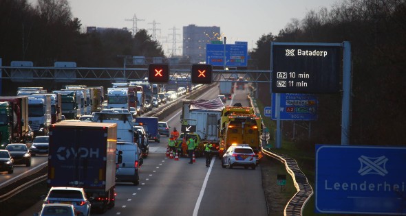 Vrachtwagen verkiest slachtafval na ongeval, snelweg afgesloten - Afbeelding 1