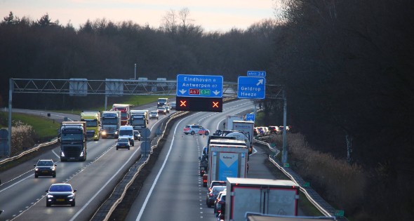 Vrachtwagen verliest slachtafval na ongeval, snelweg afgesloten - Afbeelding 2