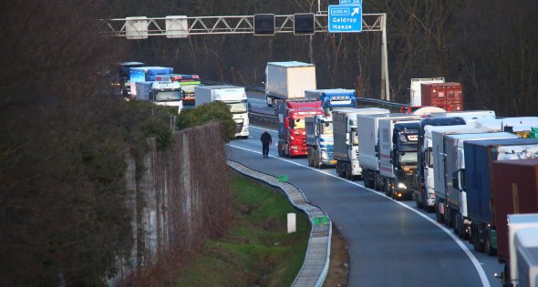 Vrachtwagen verliest slachtafval na ongeval, snelweg afgesloten - Afbeelding 8