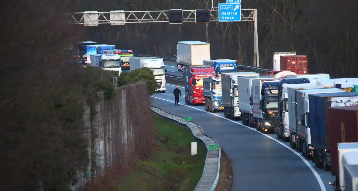 Vrachtwagen verkiest slachtafval na ongeval, snelweg afgesloten - Foto 8