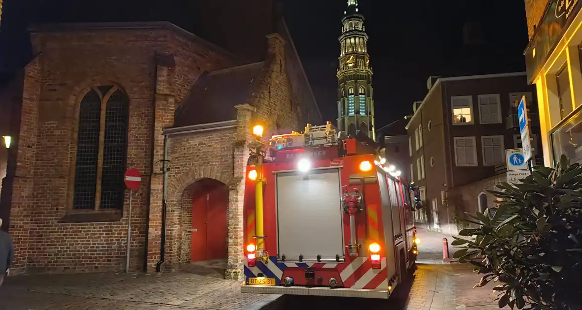 Brandweer onderzoek gaslucht bij kerk