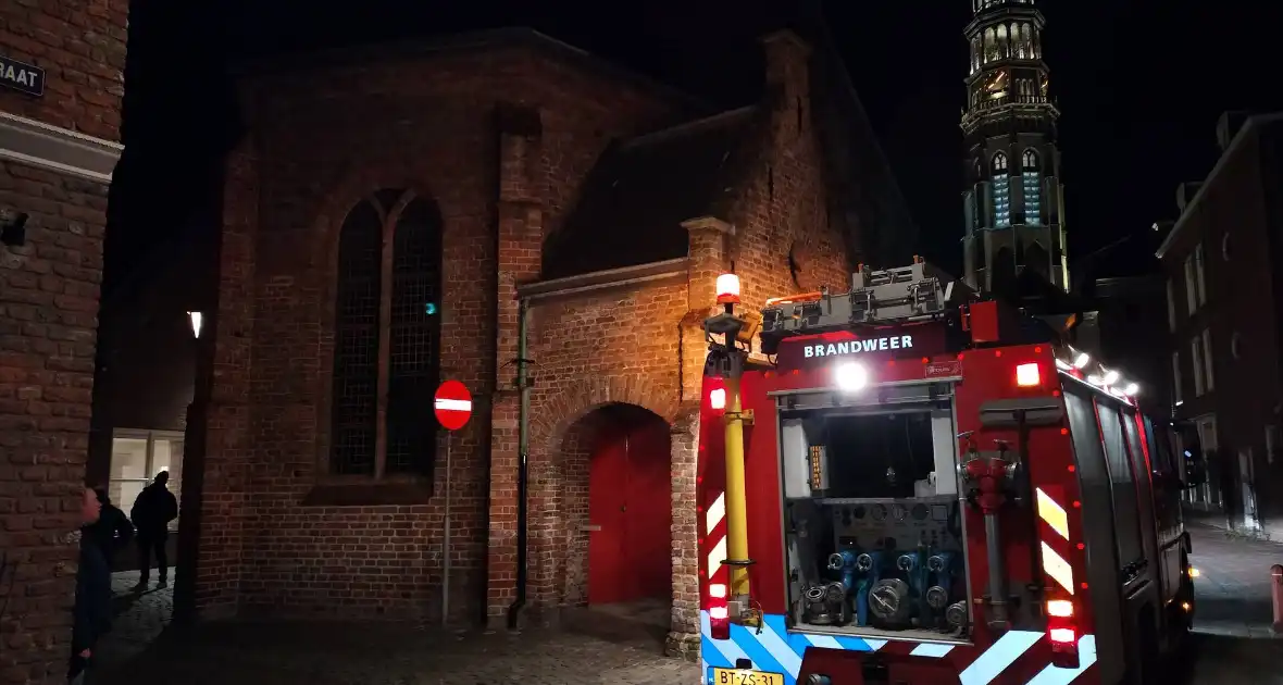 Brandweer onderzoek gaslucht bij kerk - Foto 4