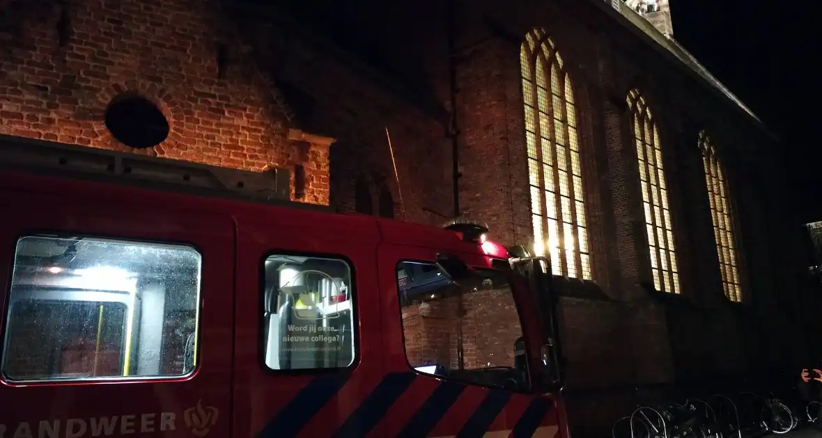 Brandweer onderzoek gaslucht bij kerk - Foto 5