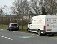 Bestelbus botst volle vaart op personenwagen