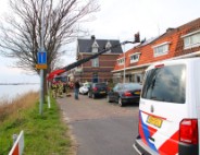 Persoon ademt rook in bij schoorsteenbrand