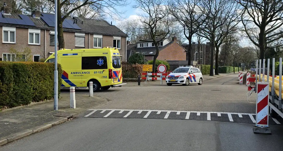 Twee fietsers botsen op kruising