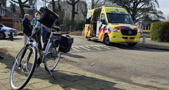 Twee fietsers botsen op kruising - Afbeelding 1