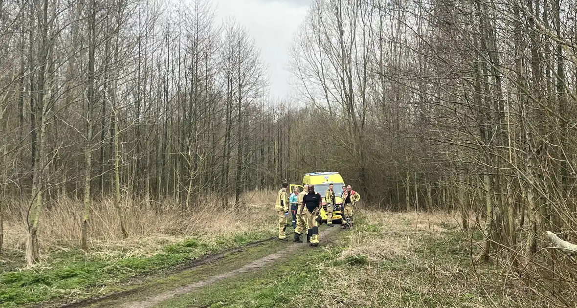 Brandweer en ambulance rijden vast bij spoed melding in bos - Foto 3