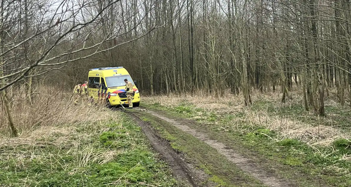 Brandweer en ambulance rijden vast bij spoed melding in bos - Foto 7