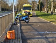 Bezorger gewond na harde val met scooter