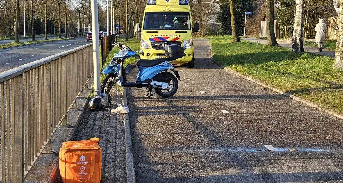 Bezorger gewond na harde val met scooter