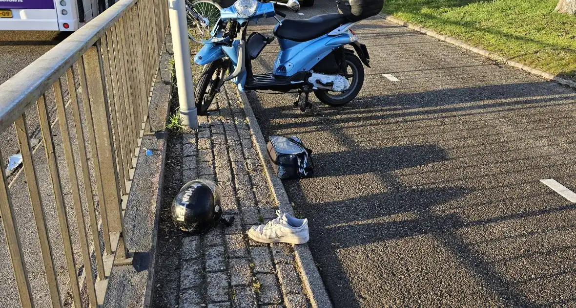 Bezorger gewond na harde val met scooter - Foto 1