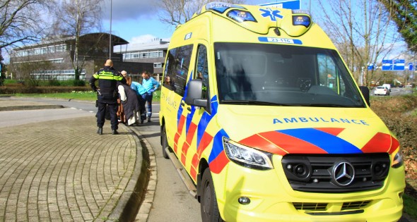 Fietser gewond na harde val op rotonde