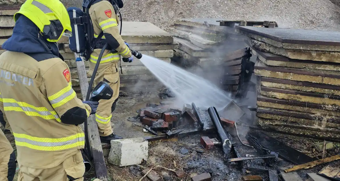 Brandstichting in bouwafval - Foto 1