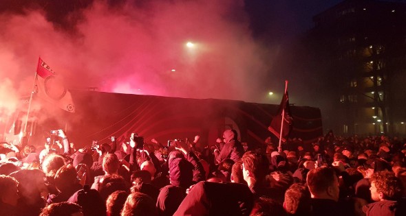 Duizenden fans verwelkomen spelersbus Feyenoord na gewonnen klassieker - Afbeelding 1