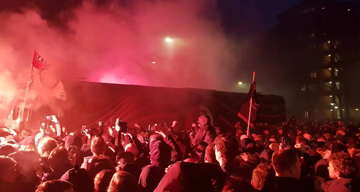 Duizenden fans verwelkomen spelersbus Feyenoord na gewonnen klassieker - Foto 1
