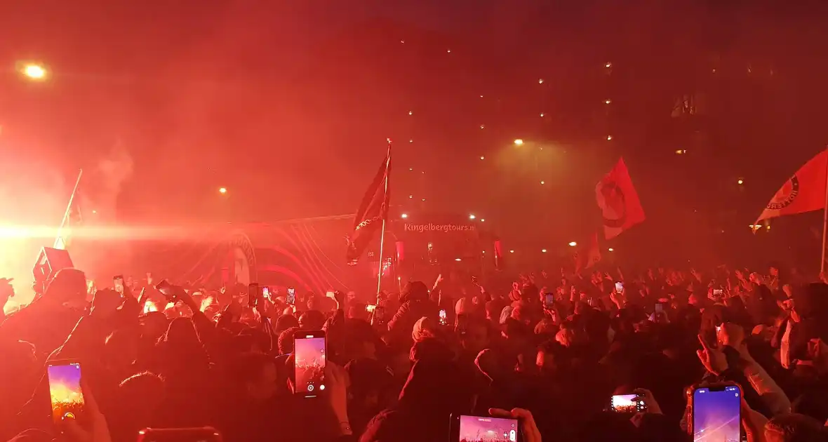 Duizenden fans verwelkomen spelersbus Feyenoord na gewonnen klassieker - Foto 2