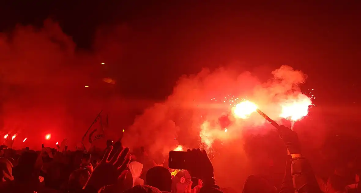Duizenden fans verwelkomen spelersbus Feyenoord na gewonnen klassieker - Foto 3