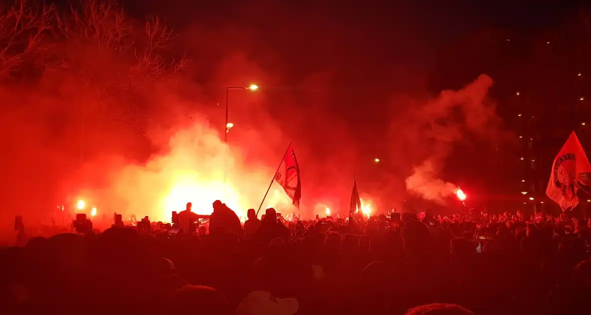 Duizenden fans verwelkomen spelersbus Feyenoord na gewonnen klassieker - Foto 4