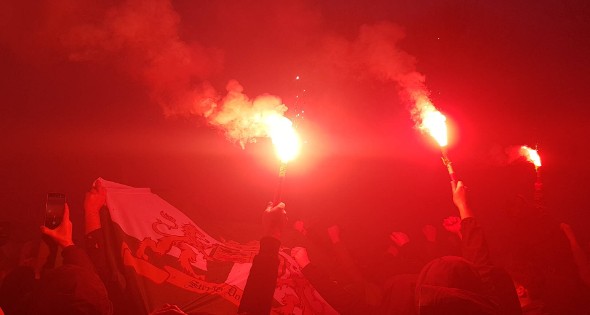 Duizenden fans verwelkomen spelersbus Feyenoord na gewonnen klassieker - Afbeelding 5