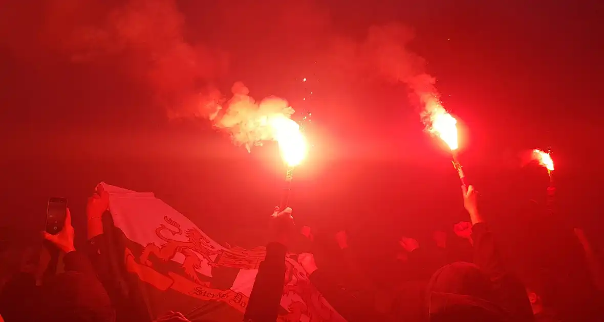 Duizenden fans verwelkomen spelersbus Feyenoord na gewonnen klassieker - Foto 5