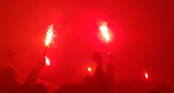 Duizenden fans verwelkomen spelersbus Feyenoord na gewonnen klassieker - Afbeelding 6