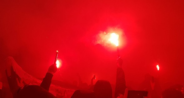 Duizenden fans verwelkomen spelersbus Feyenoord na gewonnen klassieker - Afbeelding 7