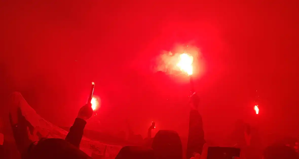 Duizenden fans verwelkomen spelersbus Feyenoord na gewonnen klassieker - Foto 7