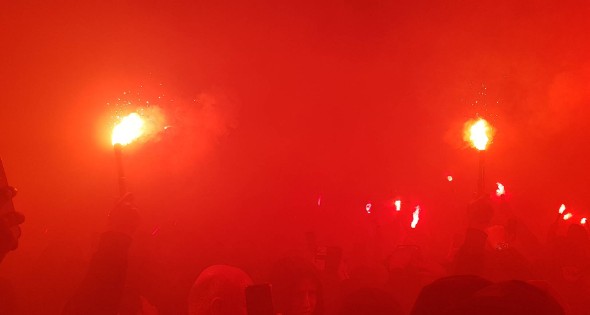 Duizenden fans verwelkomen spelersbus Feyenoord na gewonnen klassieker - Afbeelding 8