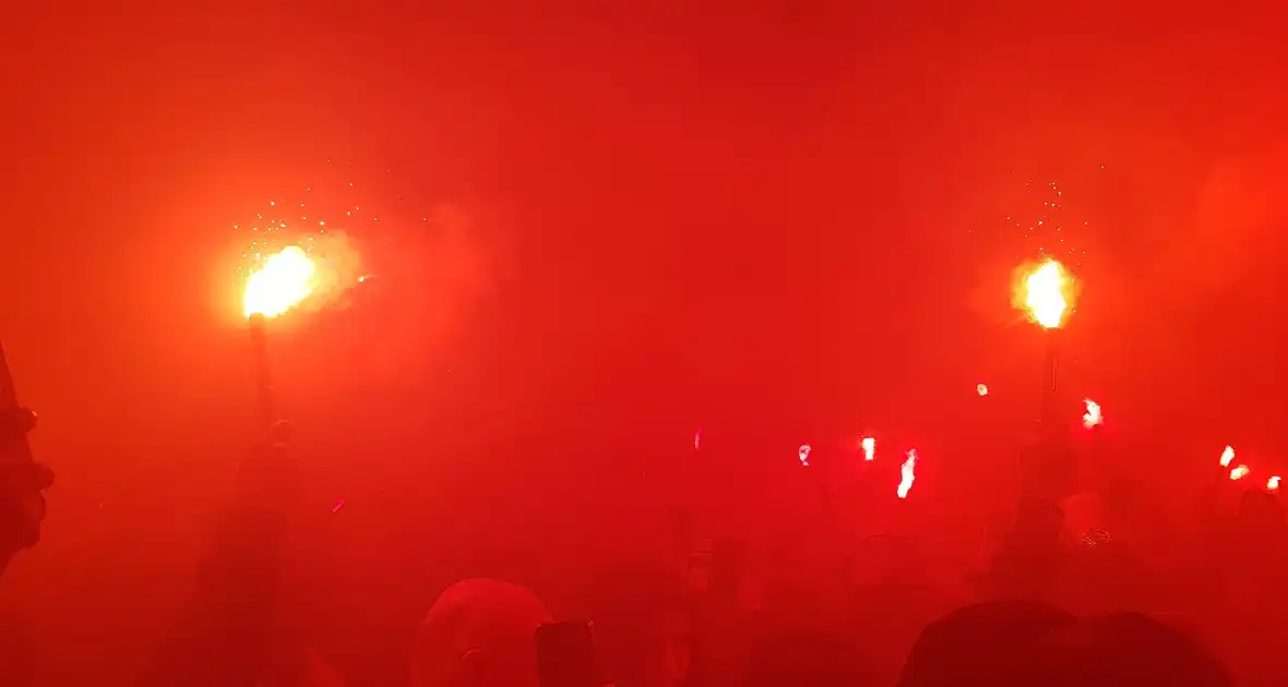 Duizenden fans verwelkomen spelersbus Feyenoord na gewonnen klassieker - Foto 8