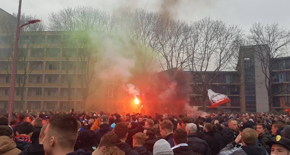 Duizenden fans verwelkomen spelersbus Feyenoord na gewonnen klassieker