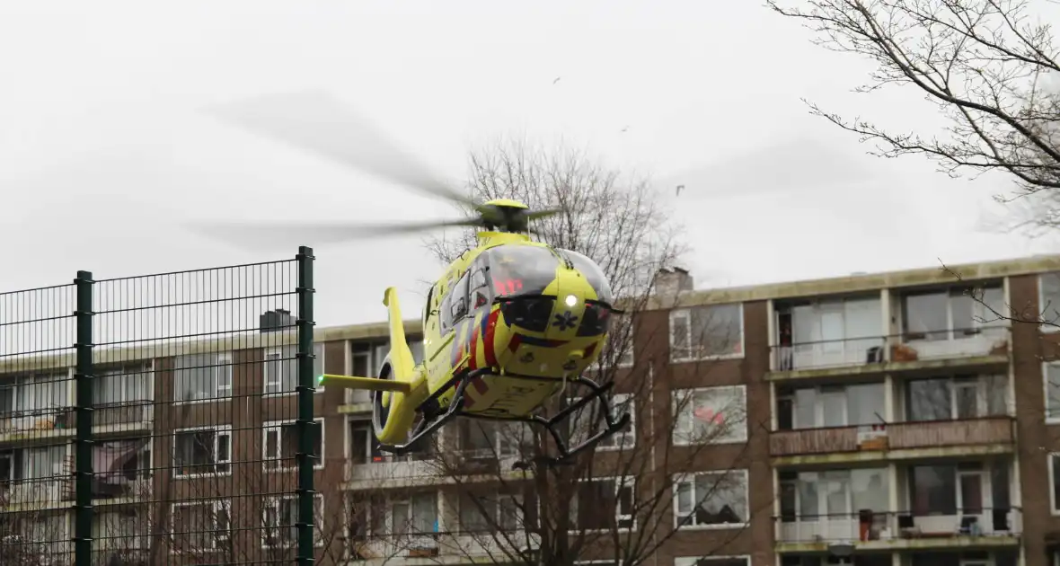 Traumahelikopter ingezet voor incident in flatwoning - Foto 1
