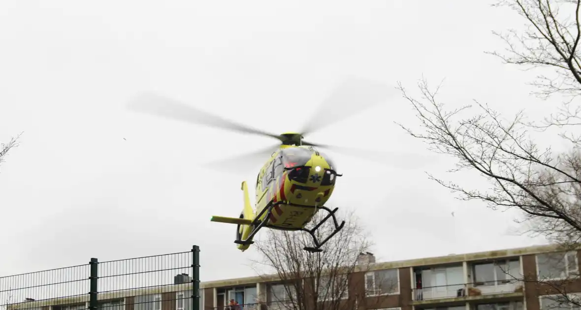 Traumahelikopter ingezet voor incident in flatwoning - Foto 10