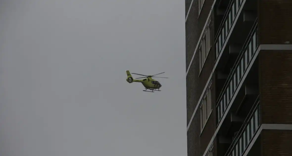 Traumahelikopter ingezet voor incident in flatwoning - Foto 11
