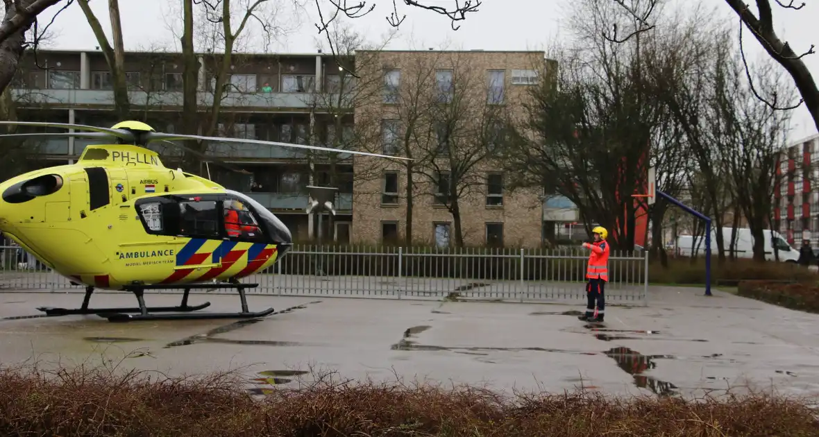 Traumahelikopter ingezet voor incident in flatwoning - Foto 16