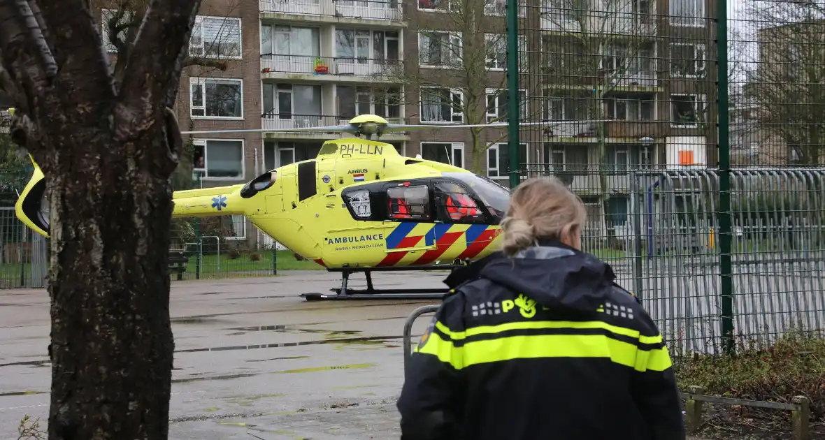 Traumahelikopter ingezet voor incident in flatwoning - Foto 17