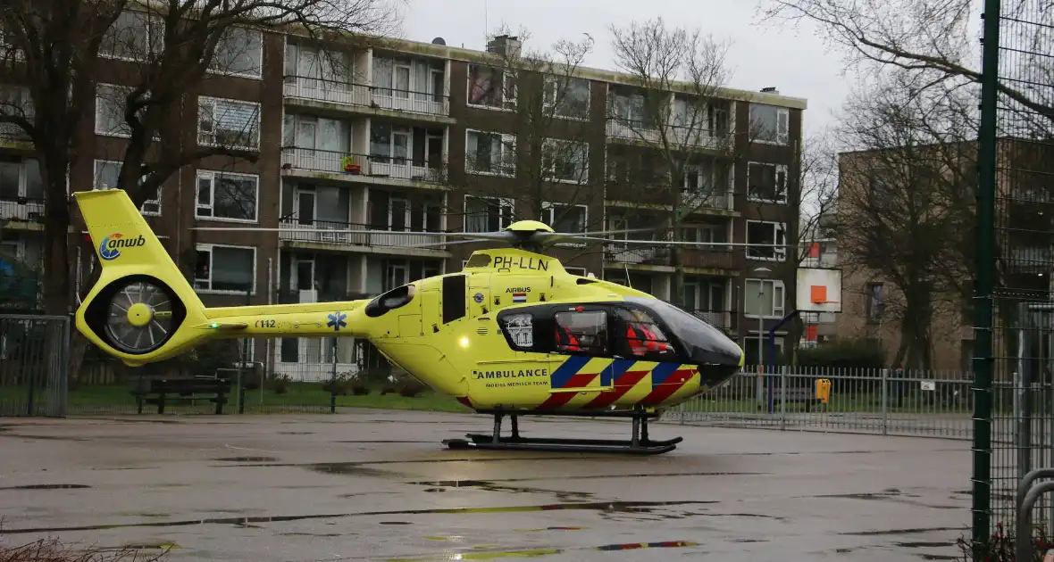 Traumahelikopter ingezet voor incident in flatwoning - Foto 18